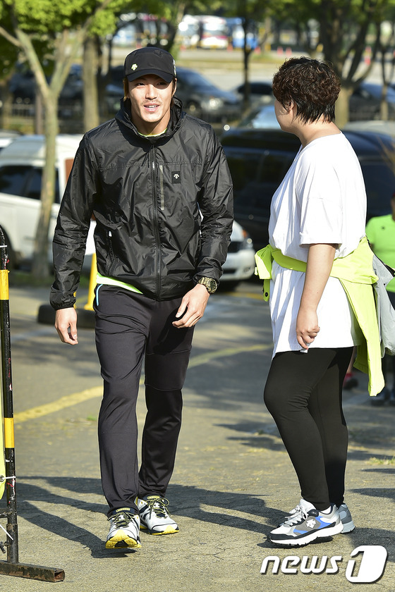 (과천=뉴스1스포츠) 김진환 기자 = 배우 이재윤이 13일 오전 경기도 과천 서울대공원에서 열린 스포츠 브랜드 데상트 주최 \'제2회 트레일레이스\'에 참석하기 위해 무대로 들어서 …