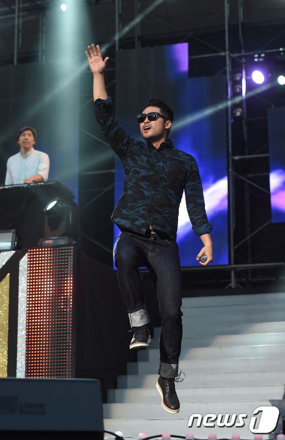 (서울=뉴스1스포츠) 권현진 기자 = 다이나믹듀오 최자가 13일 오후 서울 연세대학교 노천극장에서 열린 등록금 기부 콘서트 ‘용기백배’  세번째 공연에서 화려한 무대를 선보이고 있 …