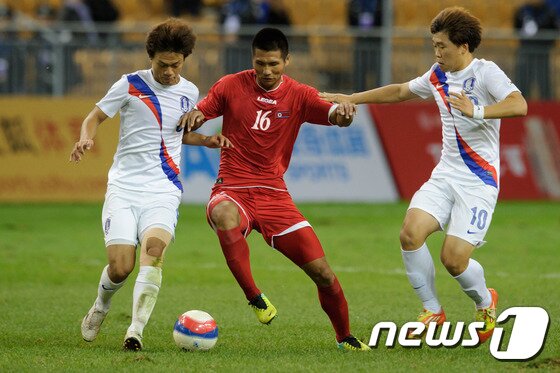 본문 이미지 - 북한 축구대표팀의 박광룡(22·FC바젤·가운데) ⓒ AFP=News1