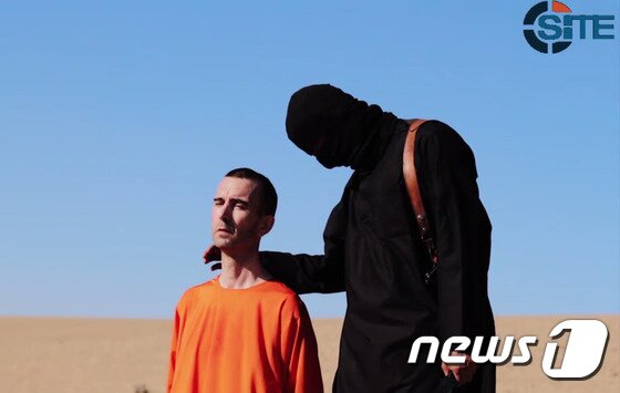 본문 이미지 - 9월14일(현지시간) 영국인 데이비드 헤인스(왼쪽)와 그를 참수한 IS 조직원. ⓒ AFP=뉴스1