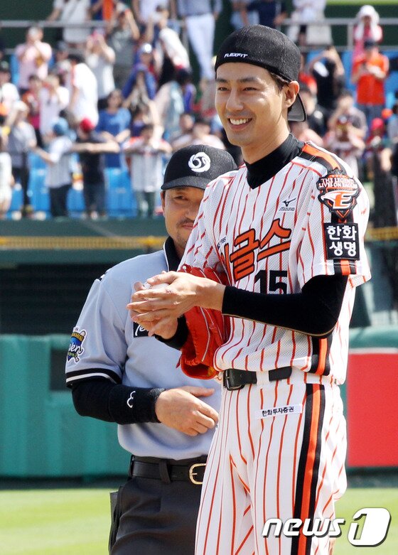 본문 이미지 - 배우 조인성이 14일 대전 KIA전에 앞서 시구자로 마운드에 올라 환하게 웃고 있다.ⓒ News1 스포츠 / 한화 이글스 제공.