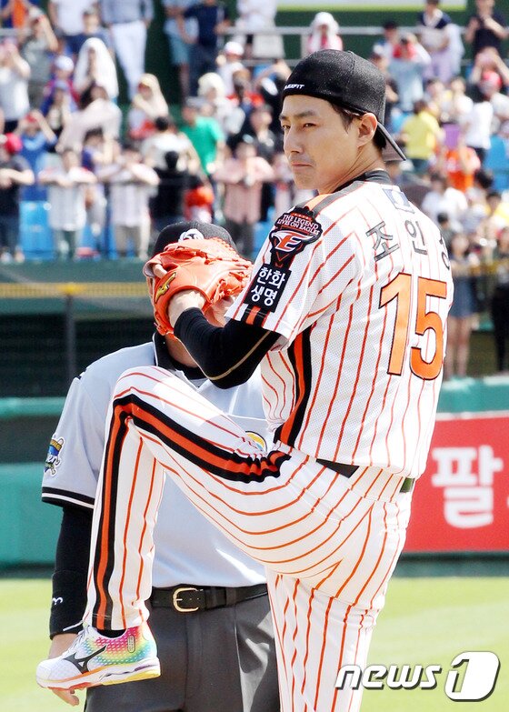 본문 이미지 - 이글스의 매서운 눈초리로 포수 조인성을 향해 세트 포지션에서 투구 동작을 하고 있는 배우 조인성. ⓒ News1 스포츠 /  한화이글스 제공