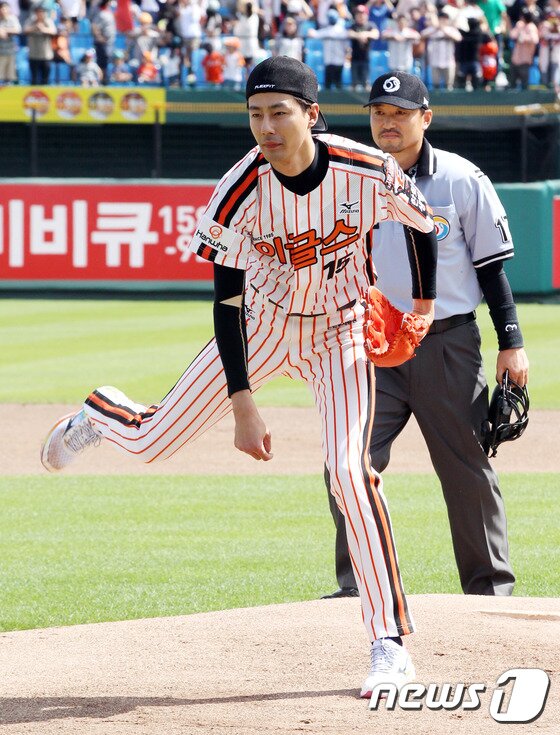 본문 이미지 - 조인성이 흠 잡을데 없는 시구를 마쳤다. ⓒ News1 스포츠 /  한화 이글스 제공