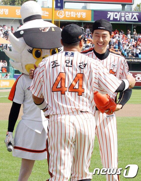 본문 이미지 - 배우 조인성의 공을 받아준 포수 조인성이 시구 이벤트를 끝낸 뒤 마운드로 걸어가 포옹을 하고 있다. ⓒ News1 스포츠 /  한화 이글스 제공