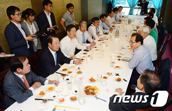 새정치민주연합 민집모 의원들이 지난달 15일 서울 여의도 한 중식당에서 오찬 모임을 갖고 당의 진로에 대해 논의하고 있다. 2014.9.15/뉴스1 © News1 박세연 기자