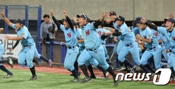 본문 이미지 - 휘문고 선수들이 14일 포항구장에서 열린 제42회 봉황대기 전국고교야구 대회 결승전에서 우승이 확정되는 순간 더그아웃에서 뛰쳐 나와 그라운드로 뛰어나가고 있다. ⓒ 뉴스1스포츠 / 한국일보 제공