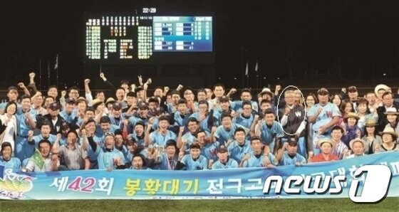 본문 이미지 - 휘문고가 15일 포항구장에서 열린 제42 봉황대기 전국고교야구 대회에서 우승한 뒤 선수들과 관계자들이 다함께 기뻐하고 있다. 원안은 이명섭 휘문고 감독. ⓒ 뉴스1스포츠 / 한국일보 제공