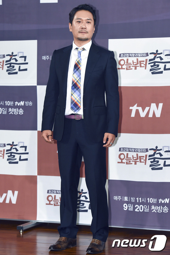 (서울=뉴스1스포츠) 김진환 기자 = JK김동욱이 15일 오후 서울 63빌딩에서 열린 tvn '오늘부터 출근' 제작발표회에 참석해 포즈를 취하고 있다. '오늘부터 출근’은 5일 동 …