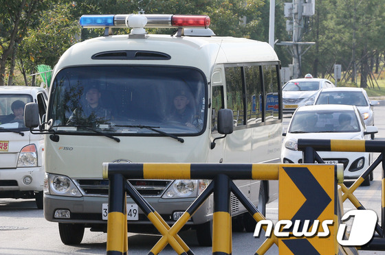 ( 용인=뉴스1) 허경 기자 = 육군 28사단 윤 일병 구타 사망사건의 가해자 인 이모 병장 등이 탄 차량이 16일 오전 경기도 용인 육군 제3군사령부 보통군사법원으로 향하고 있다 …