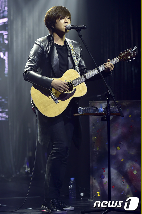 (서울=뉴스1스포츠) 김진환 기자 = 가수 윤도현이 16일 오후 서울 마포구 예스24 무브홀에서 열린 솔로 미니앨범 \'노래하는 윤도현\' 기자 간담회에 참석해 통기타를 연주하며 …
