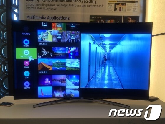 본문 이미지 - 삼성전자는 이날 행사에서 기존 TV에 타이젠OS를 설치한 &acute;타이젠TV&acute;를 전시했다. ⓒ News1