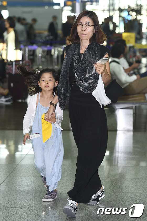 (인천공항=뉴스1스포츠) 김진환 기자 = 배우 성동일의 부인 박경혜씨와 딸 성빈양(왼쪽)이 17일 SBS 드라마 \'괜찮아 사랑이야\' 포상 휴가를 위해 인천공항을 통해 출국하고 …