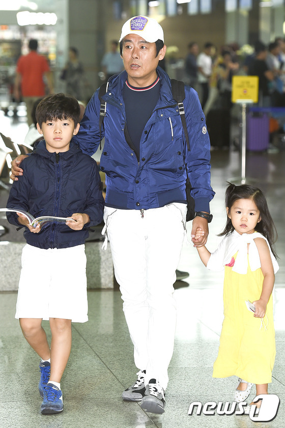 (인천공항=뉴스1스포츠) 김진환 기자 = 배우 성동일(가운데)과 아들 성준, 성율(오른쪽)양이 17일 SBS 드라마 \'괜찮아 사랑이야\' 포상 휴가를 위해 인천공항을 통해 출국하 …
