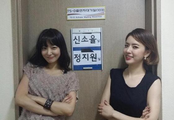 본문 이미지 - 아나운서 정지원과 배우 신소율의 &acute;풀하우스&acute; 대기실 인증샷이 눈길을 끈다. ⓒ 정지원 트위터