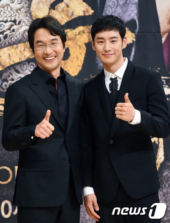 본문 이미지 - 배우 한석규, 이제훈(오른쪽)이 18일 오후 서울 목동SBS에서 열린 월화드라마 ‘비밀의 문’ 제작발표회에 참석해 포즈를 취하고 있다. ⓒ News1스포츠 권현진 기자