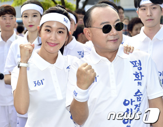 (인천=뉴스1스포츠) 김진환 기자 = 방송인 클라라와 그룹 \'코리아나\'의 리더이자 아버지인 가수 이승규(오른쪽)가 18일 오후 동인천역 북광장에서 열린 \'제17회 인천아시안게 …