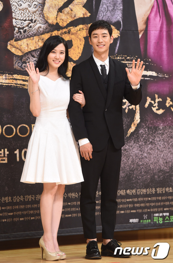 (서울=뉴스1스포츠) 권현진 기자 = 극중 부부로 출연하는 배우 박은빈, 이제훈(오른쪽)이 18일 오후 서울 목동SBS에서 열린 월화드라마 ‘비밀의 문’ 제작발표회에 참석해 포즈를 …