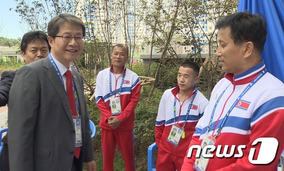 북한 역도선수들과 대화 나누는 류길재 장관