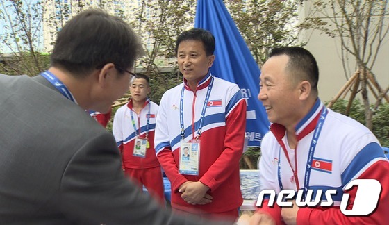 북한 역도선수들과 인사 나누는 류길재 통일부 장관