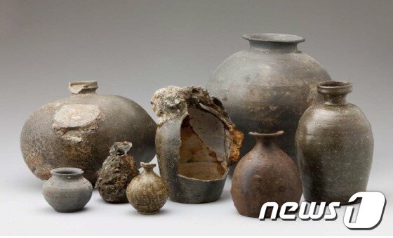 본문 이미지 - 영흥도선 주변에서 출수된 도기들.(국립해양문화재연구소) ⓒ News1