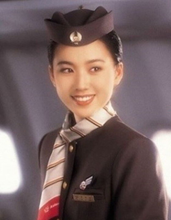 본문 이미지 - 배우 박주미의 과거 항공사 모델 사진과 그의 남편에 대한 누리꾼들의 관심이 높다. ⓒ 아시아나 항공