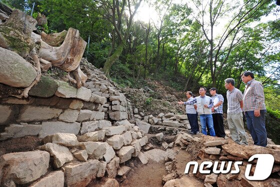 본문 이미지 - 후백제 때 축조된 동고산성 정문과 성 밖으로 물을 배출하는 수구시설/뉴스1 DB