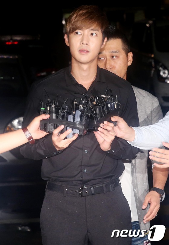 \'여자친구 폭행\' 김현중, 경찰서 출석