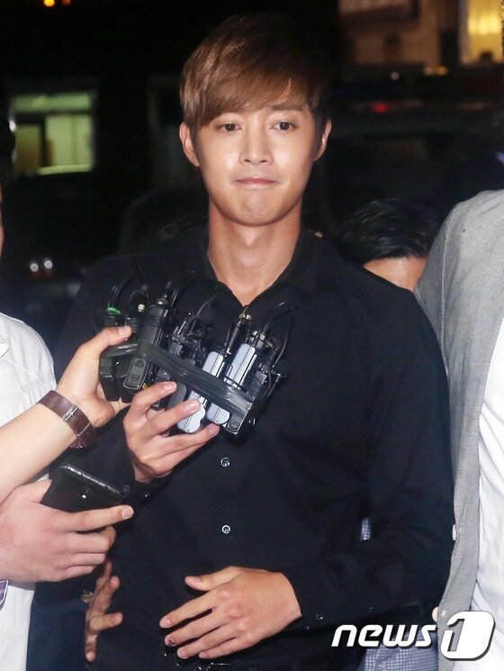 본문 이미지 - 김현중 전 여자친구 입장 표명이 화제인 가운데 여자친구 A씨가 김현중이 다른 여자 연예인과 알몸 상태로 침대에 누워 있었던 것을 목격했다고 폭로해 파문이 일고 있다. ⓒ News1 DB