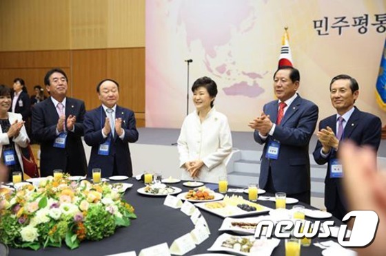 박근혜 대통령, 민주평통 해외자문위원과 통일대화
