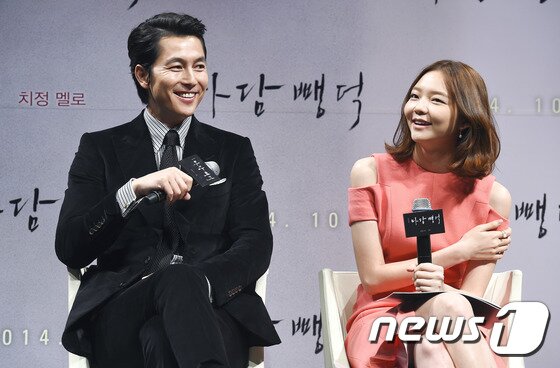 본문 이미지 - 배우 정우성과 이솜(오른쪽)이 2일 오전 서울 압구정CGV에서 열린 영화 '마당뺑덕'(감독 임필성) 제작보고회에 참석해 환하게 웃고 있다.  ⓒ News1 스포츠 / 김진환 기자