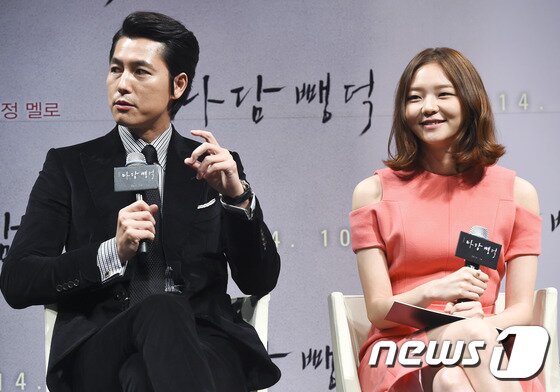 본문 이미지 - 배우 이솜이 2일 오전 서울 압구정CGV에서 열린 영화 '마당뺑덕'(감독 임필성) 제작보고회에 참석해 배우 정우성(왼쪽)의 칭찬에 환하게 웃고 있다. ⓒ News1 스포츠 / 김진환 기자