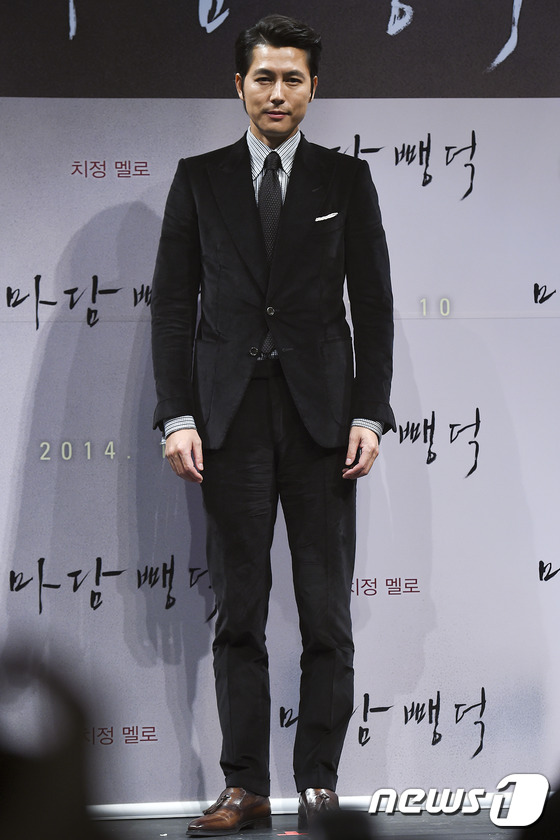 (서울=뉴스1스포츠) 김진환 기자 = 배우 정우성이 2일 오전 서울 압구정CGV에서 열린 영화 \'마당뺑덕\'(감독 임필성) 제작보고회에 참석해 포즈를 취하고 있다. \'마당뺑덕\ …