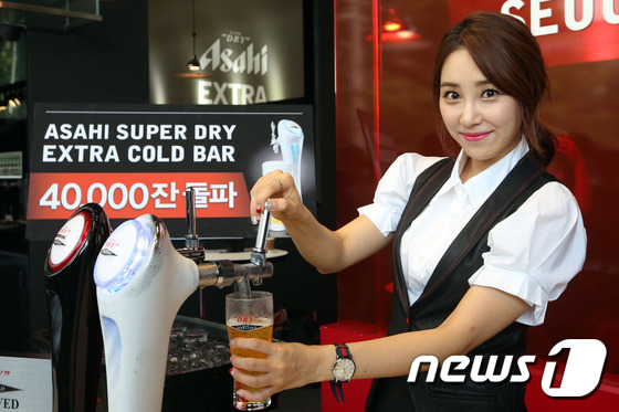 (서울=뉴스1) = 방송인 최희가 2일 오전 서초동 아사히 수퍼드라이 엑스트라 콜드 바 서울점에서 열린 '수퍼드라이 4만잔 돌파' 행사에 참석해 포토타임을 갖고 있다. 2014.9 …