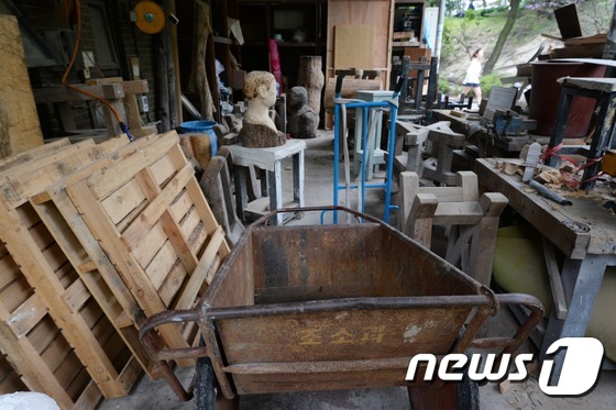 (서울=뉴스1) 손형주 기자 = 2일 오후 서울대학교 미술대학 야외 조소 실습장이 텅 비어 있다.서울대학교 미술대학이 시간강사료 예산이 부족하다는 이유로 전공 7과목 강의를 개설하 …