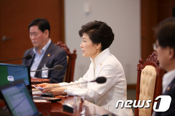 박근혜 대통령이 2일 청와대 위민관 영상국무회의실에서 열린 청와대와 세종청사 간 영상국무회의에서 모두 발언을 하고 있다. (청와대) 2014.9.2/뉴스1 © News1