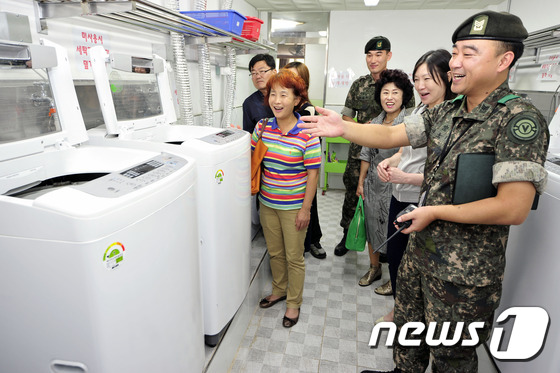 (대구ㆍ경북=뉴스1) 정훈진 기자 = 2일 오후 대구시 북구 제50사단 신병 교육대대 입영식을 마친 입영장병 부모들이 세탁실을 둘러보고 있다.이날 입영식에는 50사단 강철36기 훈 …