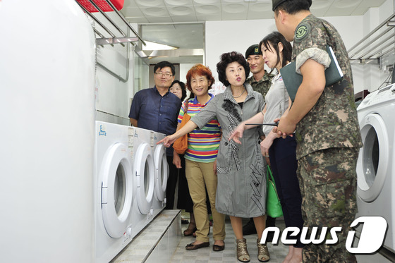 (대구ㆍ경북=뉴스1) 정훈진 기자 = 2일 오후 대구시 북구 제50사단 신병 교육대대 입영식을 마친 입영장병 부모들이 장병들의 세탁실을 둘러보고 있다.이날 입영식에는 50사단 강철 …