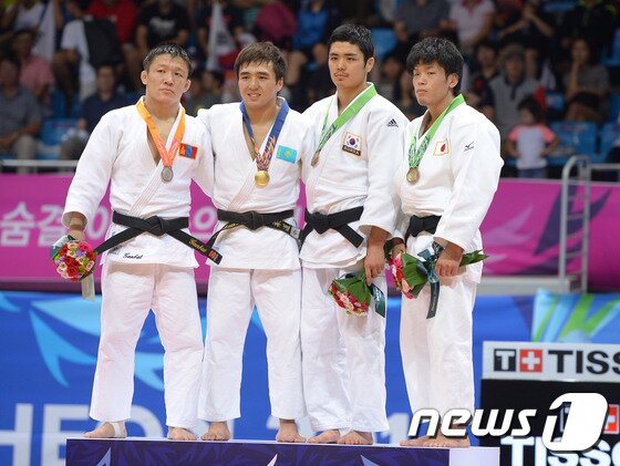 본문 이미지 - 남자 유도 대표팀의 김원진(오른쪽 두번째)이 20일 인천 도원체육관에서 열린 2014 인천 아시안게임 유도 남자 60kg급 동메달 결정전에서 대만의 차이밍 옌을 꺾고 동메달을 획득했다. 김원진이 시상식에서 취재진을 향해 포즈를 취하고 있다.  2014.9.20/뉴스1 ⓒ News1 이동원 기자