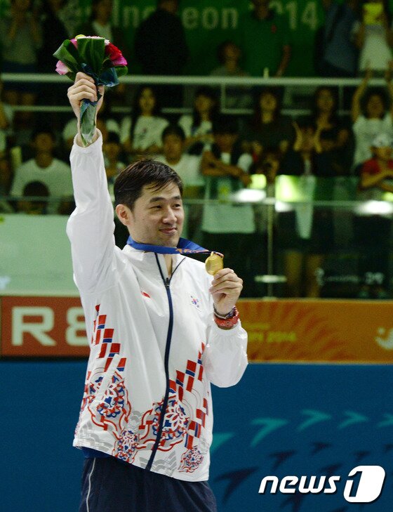 본문 이미지 - 정진선이 이끄는 한국 남자 에페 대표팀이 23일 고양체육관에서 열린 인천 아시안게임 단체전에서 일본을 꺾고 금메달을 차지했다. 특히 '맏형' 정진선의 활약이 돋보였다. 정진선은 팀이 위기에 빠졌을 때마다 해결사로 등장해 승리로 이끌었다. ⓒNews1 DB