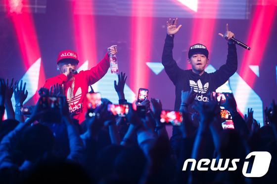 (서울=뉴스1) 유승관 기자 = 일리네어 도끼와 더콰이엇이 21일 밤 서울 강남구 역삼동의 한 클럽에서 열린 '아디다스 오리지널스 리타 오라 방한 쇼케이스'에서 멋진 공연을 선보이 …