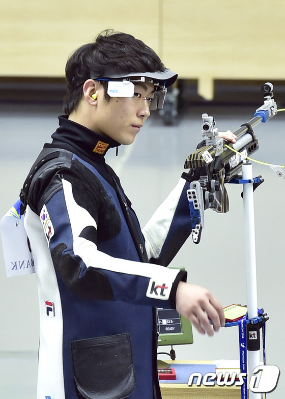 (인천=뉴스1스포츠) 김진환 기자 = 한국 사격대표팀 김상도가 23일 인천 연수구 옥련국제사격장에서 열린 \'2014 아시안게임\' 남자 10m 공기소총 결선에 참가해 사격 준비를 …