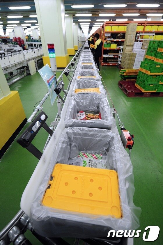 본문 이미지 - 냉장상품을 담은 배송 박스 . 노란 뚜껑이 냉매제다. 소비자는 주문 후 빠르면 3시간 안에 상품을 받을 수 있다. ⓒ News1