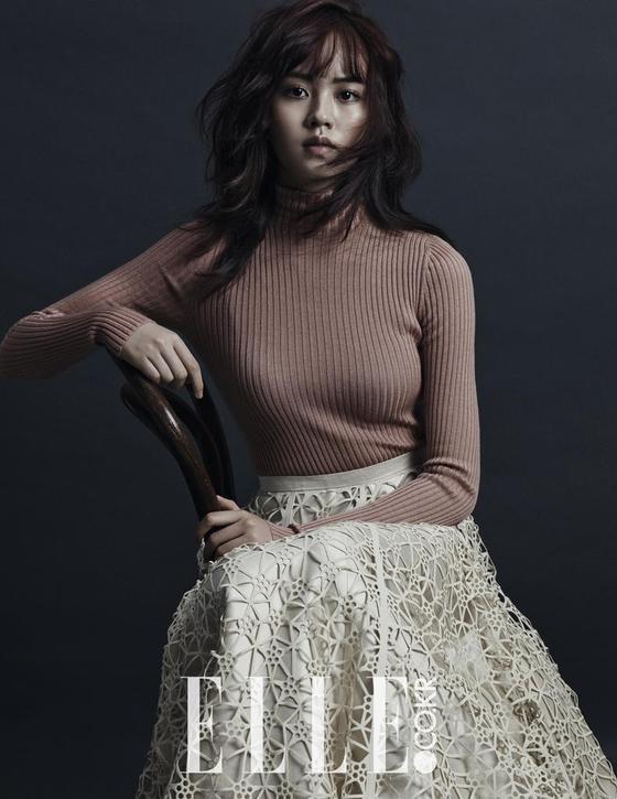 본문 이미지 - 배우 김소현이 엘르와 함께한 화보를 공개했다. ⓒ 엘르 코리아