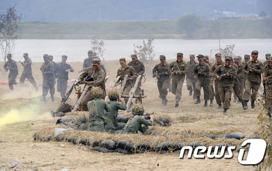 (대구ㆍ경북=뉴스1) 정훈진 기자 = 23일 오후 칠곡군 석적읍 낙동강 둔치에서 열린 \'낙동강지구 전투 전승행사\' 리허설에서 특공여단 및 미군장병 등 660여명이 참여해 치열했 …