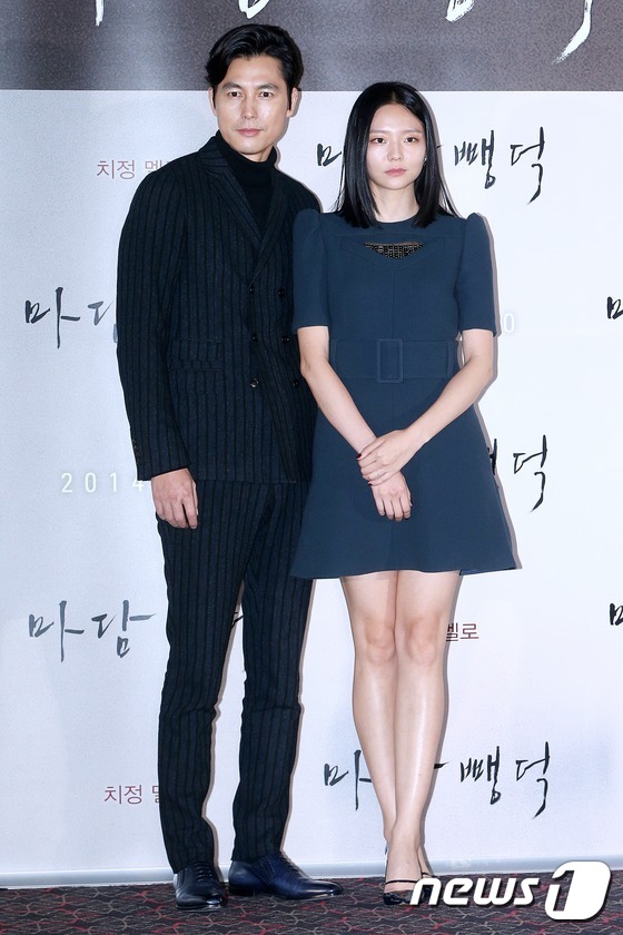 (서울=뉴스1) = 배우 정우성, 이솜이 23일 오후 서울 성동구 CGV 왕십리에서 열린 영화 '마담 뺑덕' 언론시사회에 참석해 포즈를 취하고 있다. 2014.9.23 스타뉴스/뉴 …