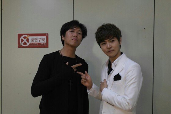 본문 이미지 - 가수 김바다와 정동하가 의리 인증샷을 공개해 팬들의 눈길을 끌고 있다. ⓒ 에버모어 뮤직