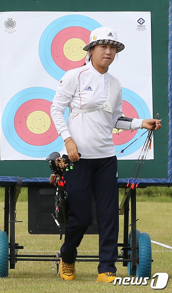 (인천=뉴스1) 허경 기자 = 24일 오후 인천 계양아시아드양궁장에서 열린 2014 인천 아시안게임 양궁 여자 리커브 개인전 및 단체전 예선에서 한국 주현정이 점수를 확인한 뒤 이 …