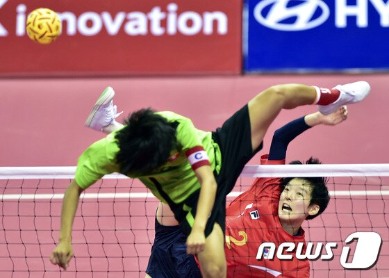 본문 이미지 - 한국 세팍타크로 대표팀이 24일 경기도 부천체육관에서 열린 "2014 아시안게임" 여자부 단체전 예선 미얀마전에 참가했다.'킬러' 김이슬이 강력한 공격을 시도하고 있다. 2014.09.24/뉴스1 ⓒ News1스포츠/부천=김진환 기자