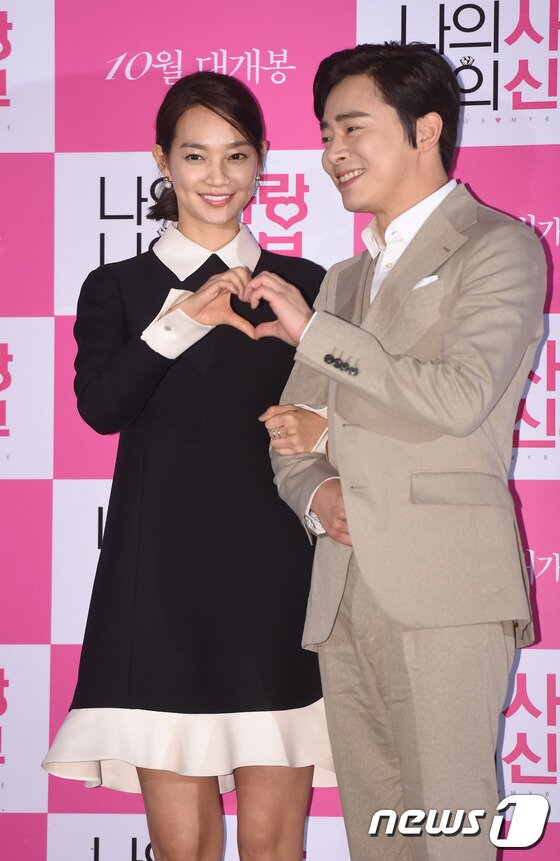 본문 이미지 - 배우 신민아가 지난 24일 오후 2시 서울 성동구 행당동 CGV 왕십리에서 열린 영화 '나의 사랑 나의 신부' 언론시사회에서 귀여운 말실수로 웃음을 자아냈다. ⓒ News1 스포츠 DB