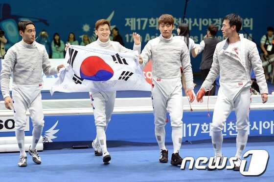 본문 이미지 - 구본길, 김정환, 오은석, 원우영이 24일 오후 경기 고양시 일산서구 대회동 고양실내체육관에서 열린 2014 인천아시아경기대회 펜싱 남자 사브르 단체 결승전에서 이란을 꺾고 우승한 뒤 기뻐하고 있다. 2014.9.24/뉴스1 ⓒ News1 정회성 기자
